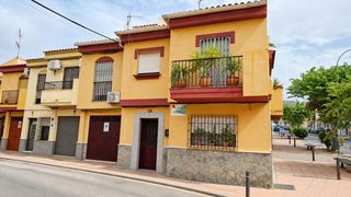 Casa adossada a Motril  ciudad. Amplia vivienda con garaje, terraza y cocina reformada en una de