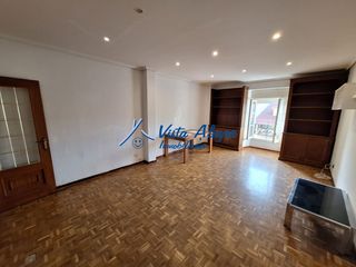 Etagenwohnung in Haro. 2448 piso de 4  habitaciones y 2 baños con pequeña galeria