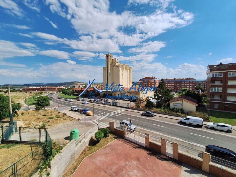 Foto fe6cabfc-9c34-4a89-91c0-c8323888c8d6. Pis amb calefacció aparcament a Haro