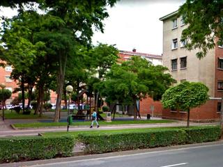 Location Local commercial  Logroño - luis de ulloa. Han pintado 061123 local zona universidad. con acceso desde la p