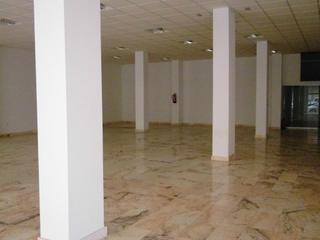 Local commercial à San Adrián. Local de 400 metros cuadrados acondicionado.