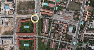 Terreny residencial  Lardero - av juan carlos i. Parcela urbana haciendo esquina en zona residencial. ideal para
