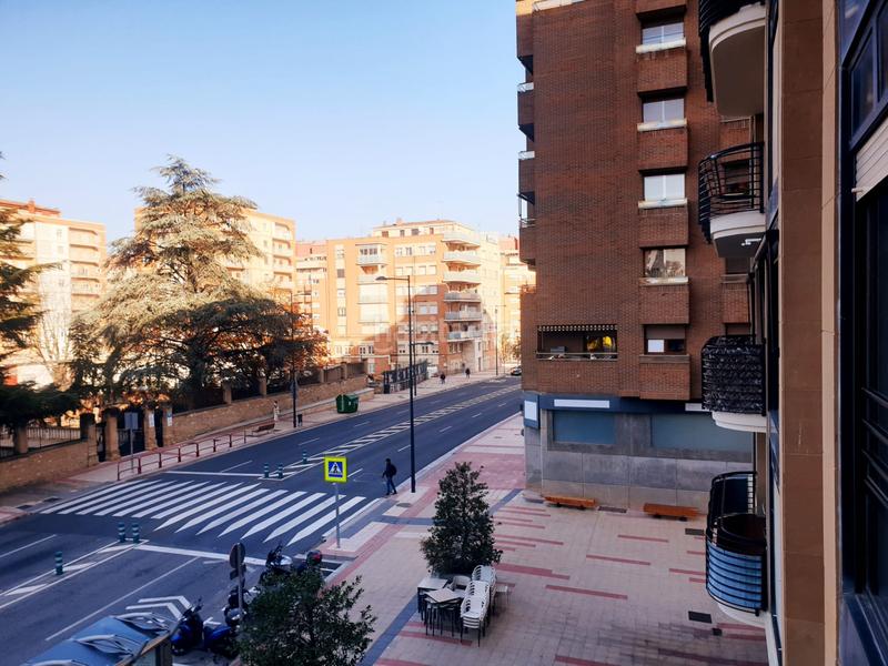 Foto f2209922-a704-45e2-8d8f-0327aaf6cf06. Pis amb calefacció aparcament piscina a Cascajos - Piqueras Logroño