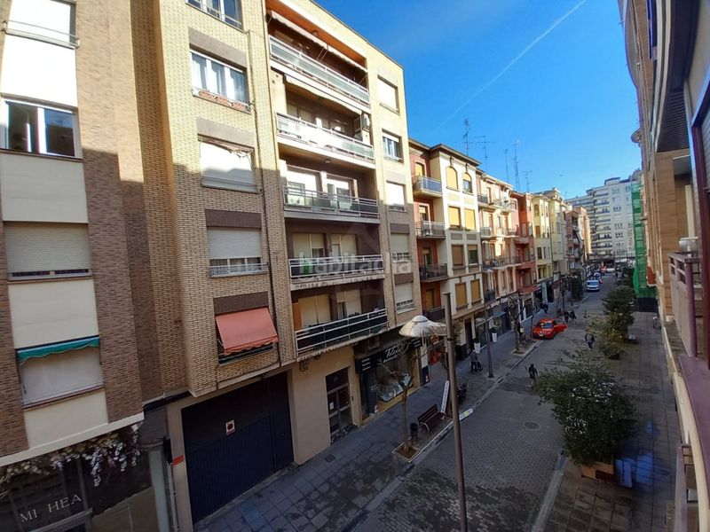 Foto 6e14cc3a-a464-4cff-8ca2-8b9bcbde7335. Lloguer pis amb calefacció a Gran Via Logroño