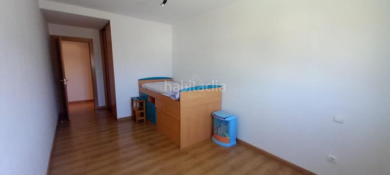 Foto 5103ff0b-e92e-4533-93b6-d7a281cbdf64. Piso exclusiva!! compra piso y vive en un residencial con piscina. tienes 3 habitaciones, salón, cocina y dos baños. toda en Lardero