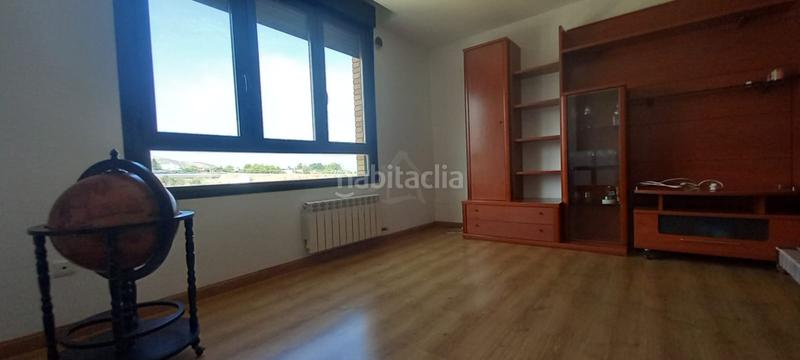 Foto a71ce94d-3625-4873-8f50-b36b913fcc7c. Piso exclusiva!! compra piso y vive en un residencial con piscina. tienes 3 habitaciones, salón, cocina y dos baños. toda en Lardero