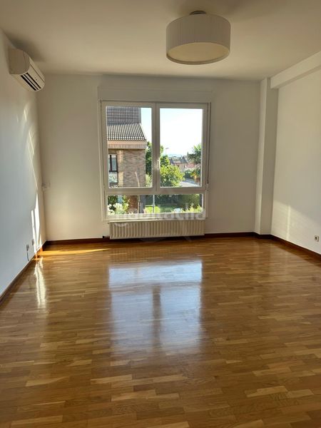 Foto e1f6bb71-6244-4601-83aa-52f61cd695ab. Casa pareada en Avenida Madrid Logroño