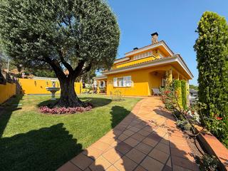 Xalet  Roure. Montorns   zona can coll gran casa con piscina