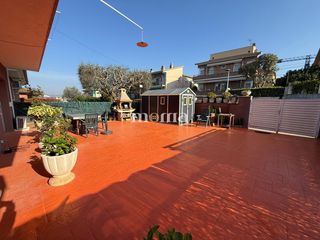 Semi detached house in Montornès del Vallès. Montornes  la bóbila casa con 4 habitaciones y patio