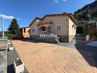 Chalet in Montornès del Vallès. Montornes  vinyes velles casa con garaje grande y piscina