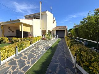 Casa a Montornès del Vallès. Montornes centro  gran casa con piscina
