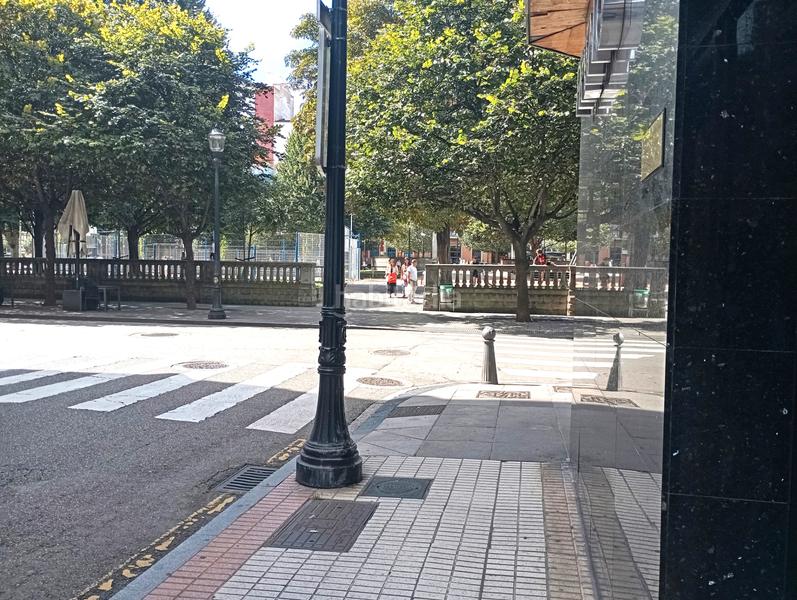 Foto e6b90858-feda-43dd-b48e-437f9c6014cc. Alquiler local comercial en calle san bernardo 83 en Gijón