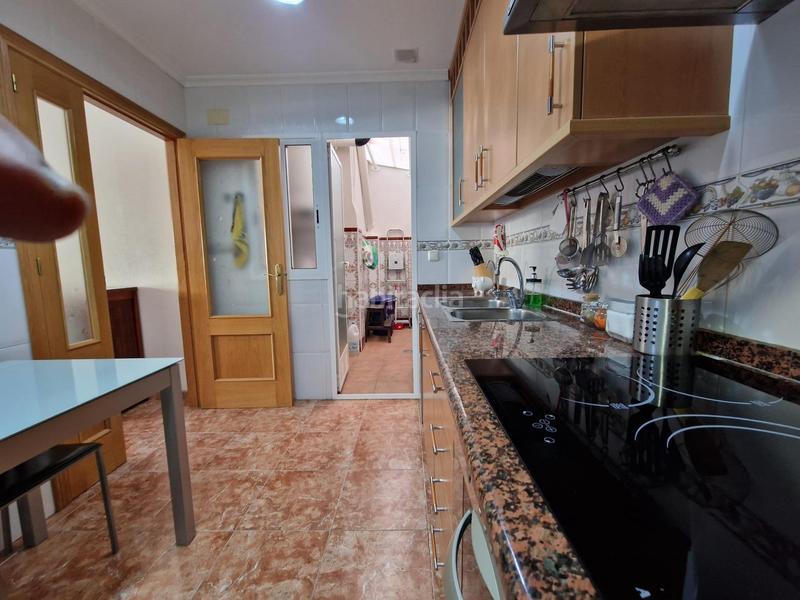 Foto d5d4cfba-cd2f-47b9-87c5-2466060ab4be. Casa a schiera con parcheggio in El Travaló - Martínez Valero Elche / Elx