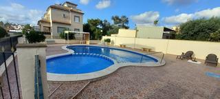 Casa adossada a La Marina. Oportunidad bungalow adosado en urbanización con piscina en la m