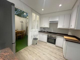 Appartement à Carrús Oeste. Entresuelo con patio y cuatro dormitorios