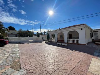 Chalet à Pedanías Este. Se vende chalet con casa de invitados y piscina en elche, zona m