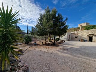Bauernhof in Hondón de las Nieves. Terreno con casa  cueva en el hondon de las nieves