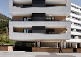 Aparcament cotxe a Oviedo - santiago de compostela 18. Últimas plazas de garaje con trastero en residencial finlandia