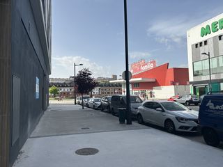 Gesch�ftsraum en Oviedo - carre�o. Local frente al mercadona de la florida