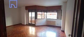 Pis en Gran Via. Piso de 4 habitaciones y 3 baos en zona centro