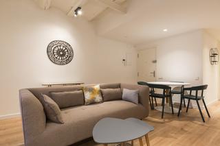 Etagenwohnung  Carrer argenter. Vivienda reformada con patio y mucha luz en el centro de barcelo