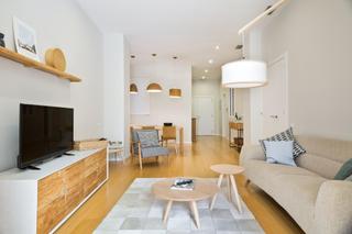 Pis  Carrer diputacio. Piso con terraza de 55m en finca regia  lantiga esquerra de leix