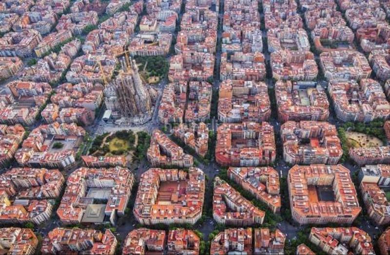 Foto 56ddcff3-e4c0-4c4b-92f5-687bb886875a. Piso  para reformar con terraza en finca clásica del cuadrat dor eixample dreta en Barcelona