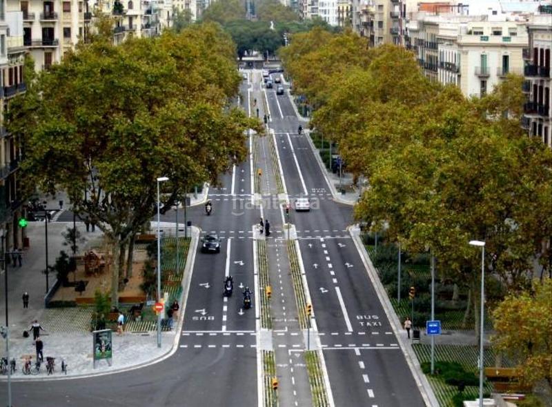 Foto ac0bdad8-e846-4c92-8592-6c64ca49a4ed. Piso  para reformar con terraza en finca clásica del cuadrat dor eixample dreta en Barcelona