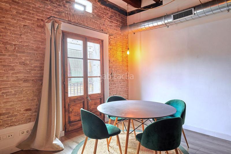 Foto 250c122e-fe49-48e4-a3be-569a56a9f1b0. Alquiler ático  con terraza privada totalmente reformado en el corazón en Barcelona