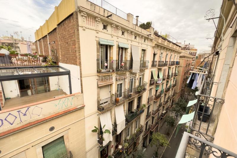 Foto 281385b6-706b-404f-8e2f-82a3041c5099. Alquiler ático  con terraza privada totalmente reformado en el corazón en Barcelona
