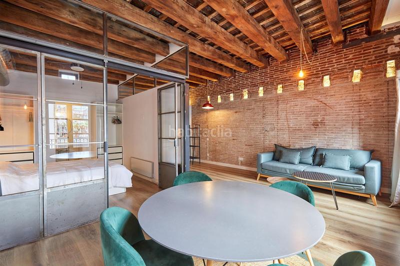 Foto 6fd30d54-f384-415d-afb0-1011e15e38d1. Alquiler ático  con terraza privada totalmente reformado en el corazón en Barcelona
