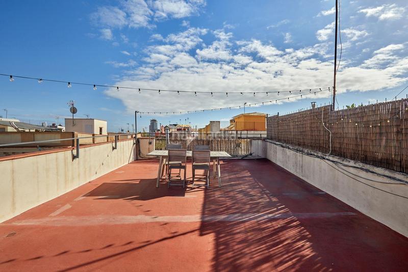 Foto 99af3412-3477-4ade-9b21-9ac1fcb875eb. Alquiler ático  con terraza privada totalmente reformado en el corazón en Barcelona