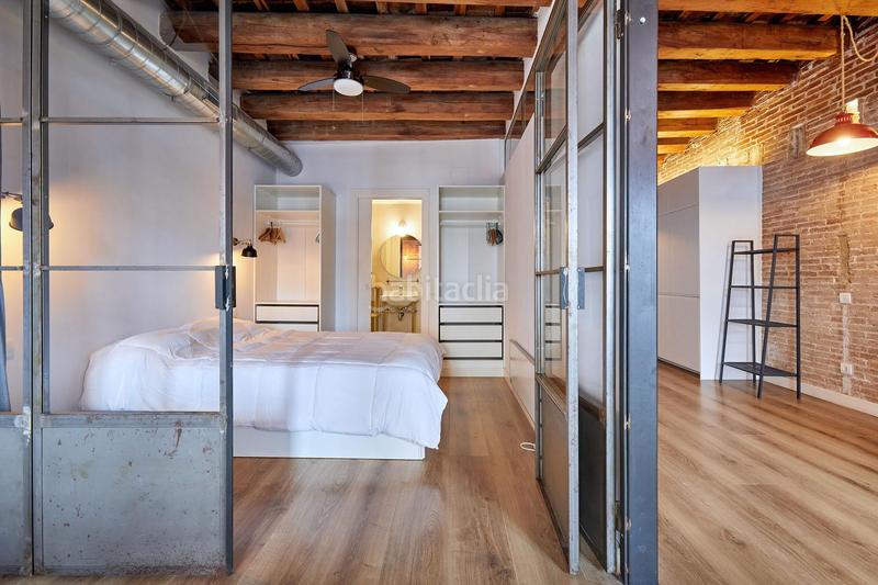 Foto ce1d093b-319a-4de6-8510-7e7c6fd95f6a. Alquiler ático  con terraza privada totalmente reformado en el corazón en Barcelona