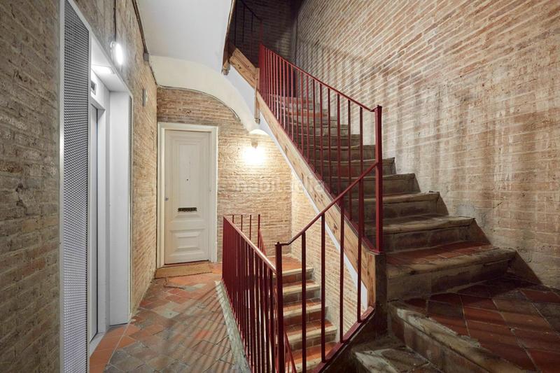 Foto df9a52c6-9a51-4886-a51b-4d9d9ba3d9de. Alquiler ático  con terraza privada totalmente reformado en el corazón en Barcelona