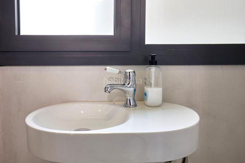 Foto eeec8d9e-9719-4fda-a13b-53521f587cec. Alquiler ático  con terraza privada totalmente reformado en el corazón en Barcelona