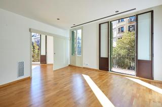 Apartamento  Calle d'aribau. Piso reformado y luminoso en finca con encanto junto a passeig d