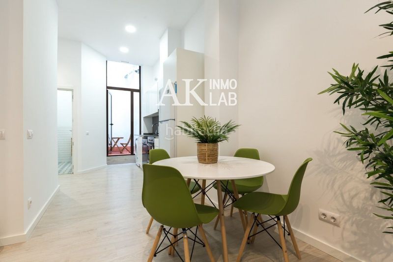 Foto 0c5c08df-4fd8-4650-af3f-ffd15d148b74. Piso exclusiva vivienda reformada con patio privado en el corazón de el Raval, en Barcelona
