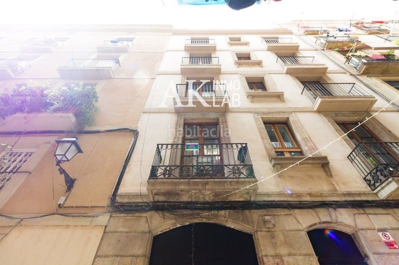 Foto baceb431-80da-408d-9ffe-02582b6b781a. Piso exclusiva vivienda reformada con patio privado en el corazón de el Raval, en Barcelona