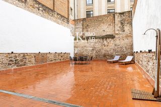Pis  Salvador. Vivienda reformada con patio y terraza privados en el corazón de