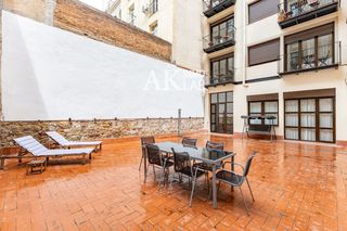 Etagenwohnung  Salvador. Vivienda reformada con patio y terraza privados en el corazón de