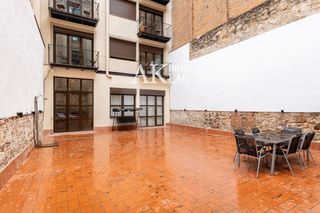 Pis  Salvador. Vivienda reformada con patio y terraza privados en el corazón de