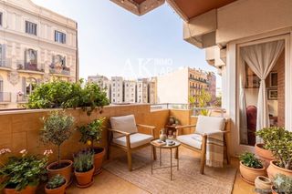 Pis  Carrer de tamarit. Piso amplio y luminoso en venta con una plaza de parking en sant