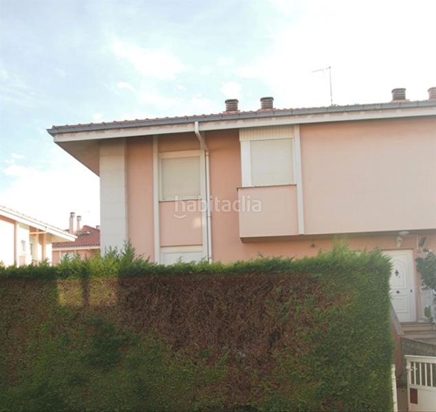 Foto 312f8511-e0b3-442b-97d5-6de7e61a3035. Casa pareada en calle juan palencia 8b chalet pareado en Muriedas en Camargo