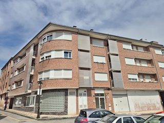 Flat  Avenida torrelavega 41. Piso e n saron