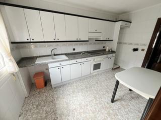 Etagenwohnung  Avils - avd de los telares. Vivienda exterior con tres dormitorios, saln, cocina amueblada,
