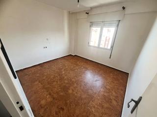 Pis  Avilés - calle la paz. Vivienda en versalles, con tres dormitorios, salón, cocina amueb