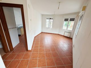 Casa adossada  La magdalena - calle la magdalena. Inmueble en venta en la magdalena, se compone de un local en pla