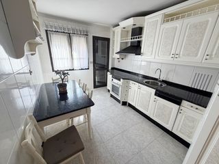 Miete Etagenwohnung  Avilés - calle eduardo carreño valdes. Vivienda en zona quirinal, con dos dormitorios, salón, cocina eq