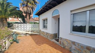 Casa a Soto del Barco. Casa con finca en venta en la arena, 2 dormitorios.