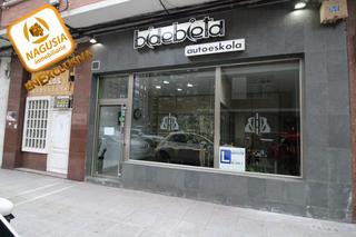 Local commercial à Centro-Ariz-Uribarri. Venta de atractivo local con actividad de una autoescuela